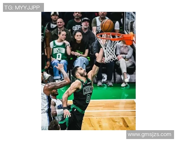 塔图姆突破上篮遭加福德钉板大帽精彩对决引发全场欢呼