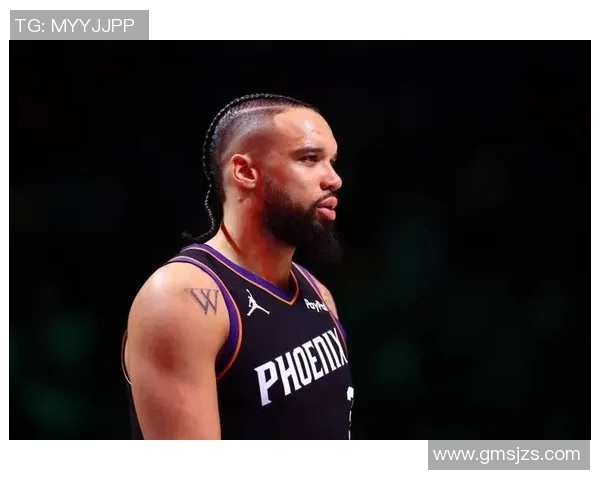 没放弃！布克仅用0.7秒再造乌布雷三分球犯规